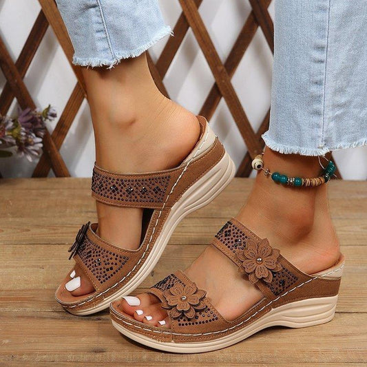Damen Wedge-Sandalen mit floralem Design und anatomischem Fußbett Stalluxe