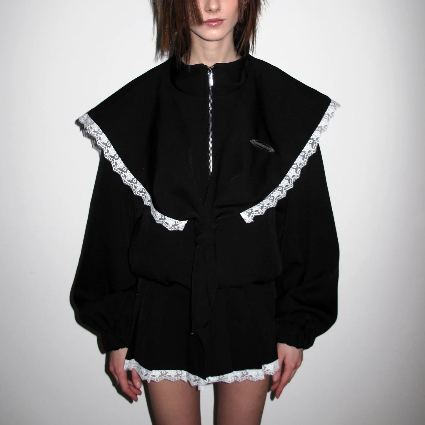 Damen Oversized Jacke mit dekorativem Spitzenkragen und bindbarem Gürtel Stalluxe Schwarz