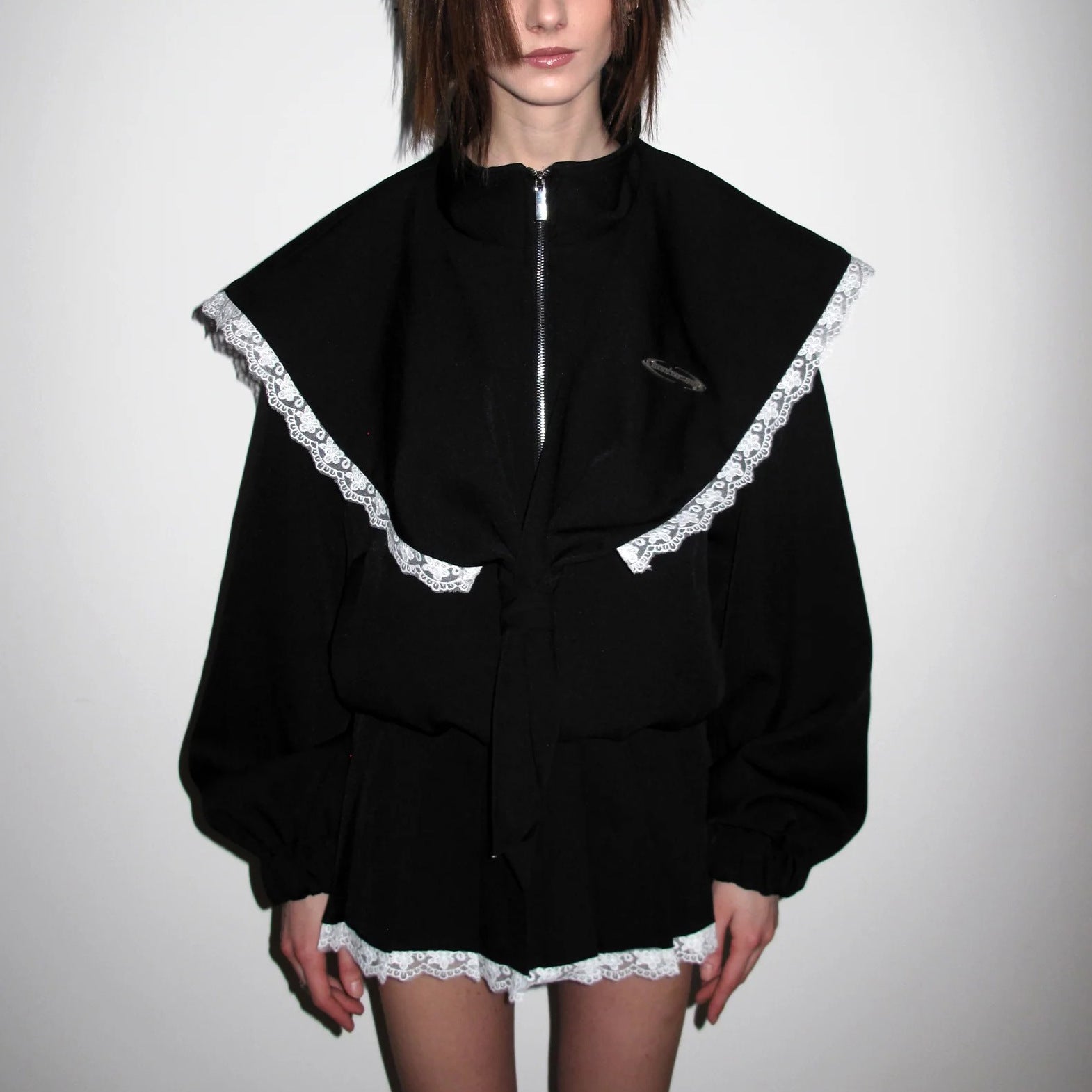 Damen Oversized Jacke mit dekorativem Spitzenkragen und bindbarem Gürtel Stalluxe Schwarz