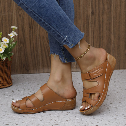Damen Komfortable Wedge-Pantoletten mit verstellbaren Riemen und hochwertigem Fußbett Stalluxe