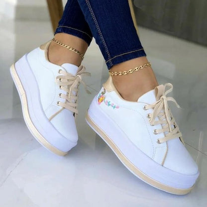 Damen Plateau-Sneaker mit floralem Applikationsdesign und rutschfester Sohle Stalluxe