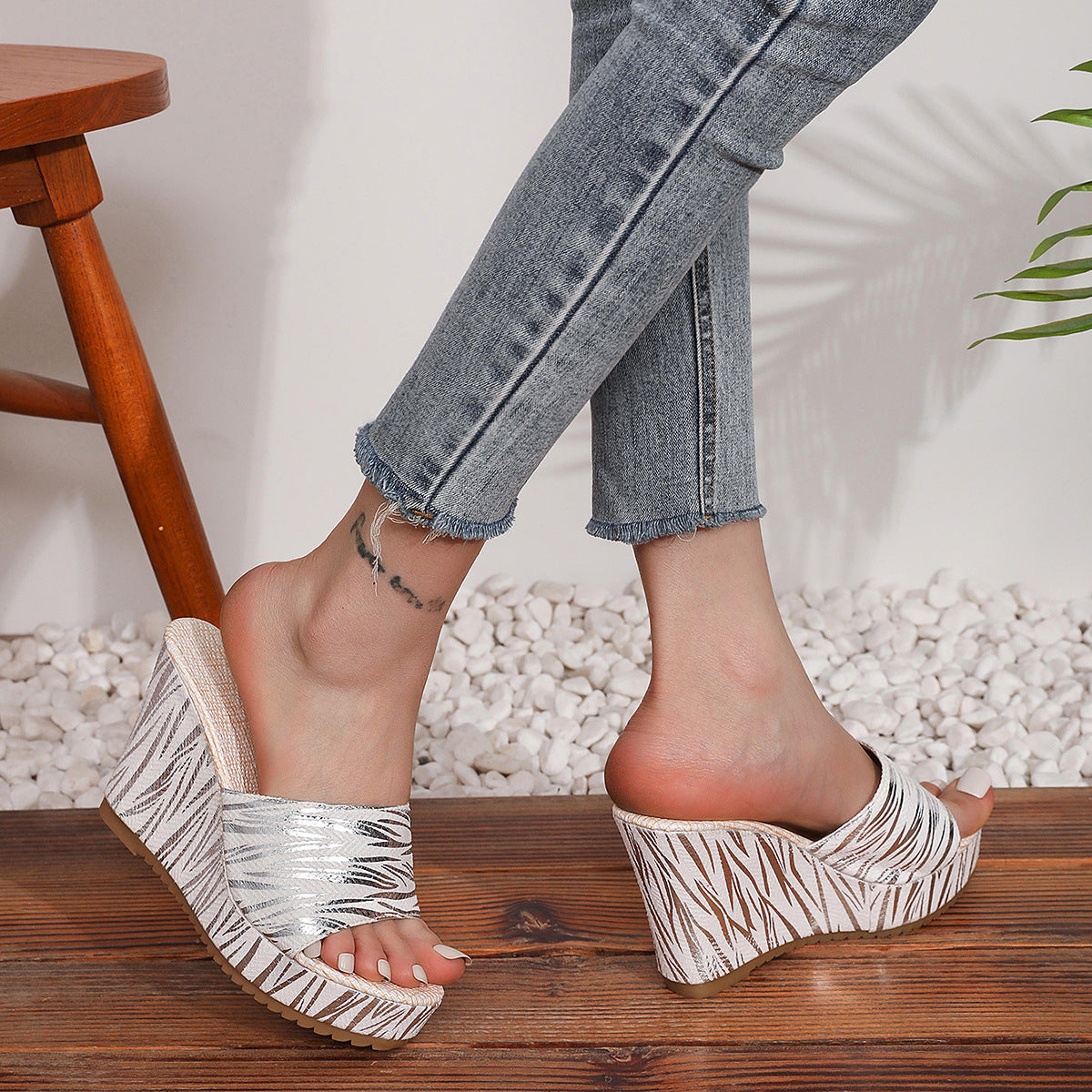 Damen Wedge-Sandalen mit stilvollem Geometrie-Muster und komfortablem Fußbett Stalluxe
