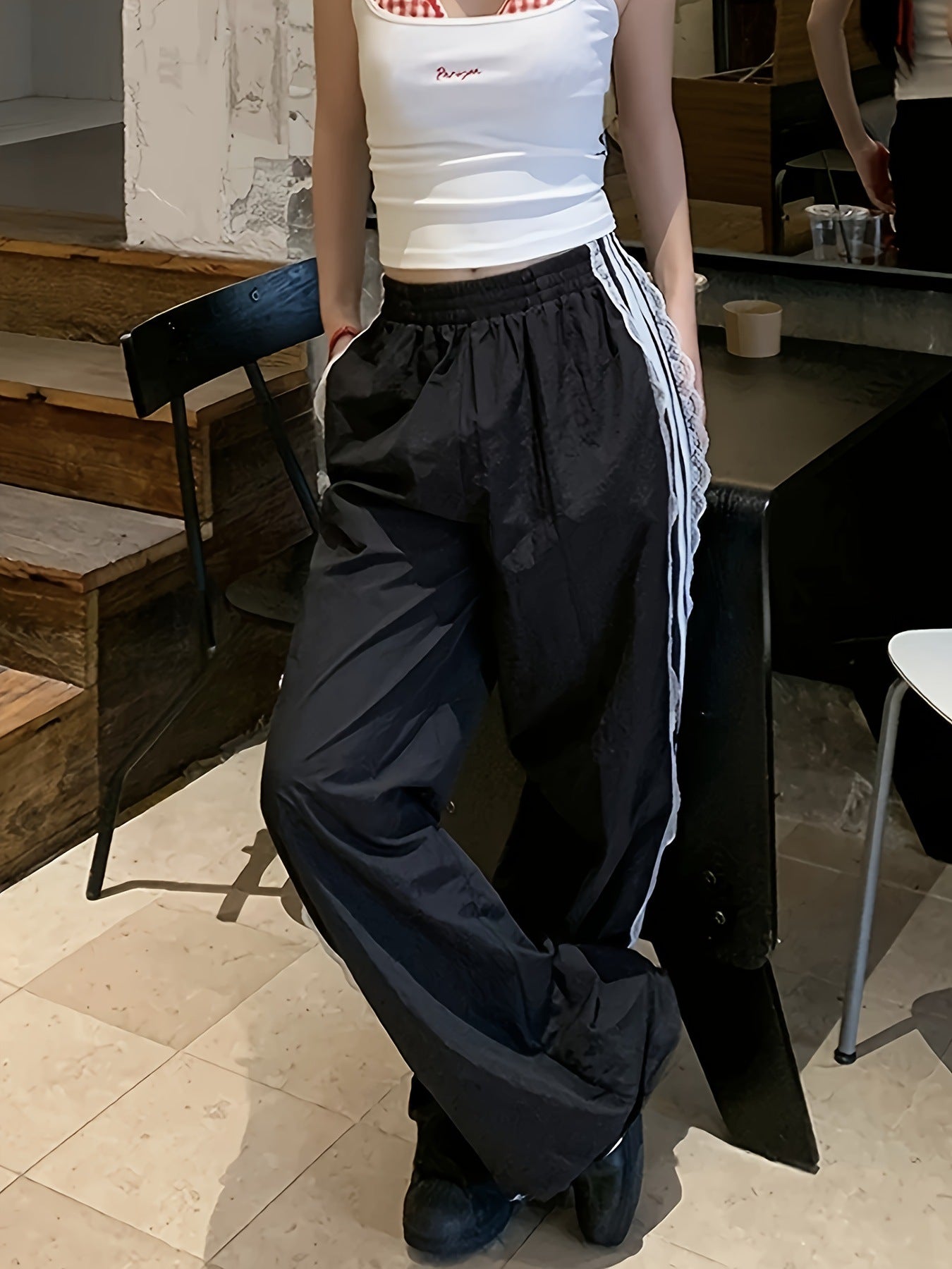 Damen lockere Sporthose mit praktischen Seitentaschen und dekorativen Streifen Stalluxe