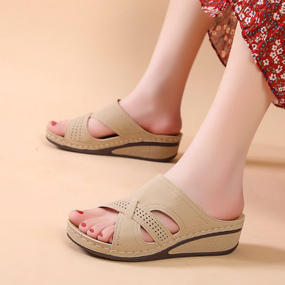 Damen Komfortable Wedge-Pantoletten mit perforierten Details und rutschfester Sohle Stalluxe