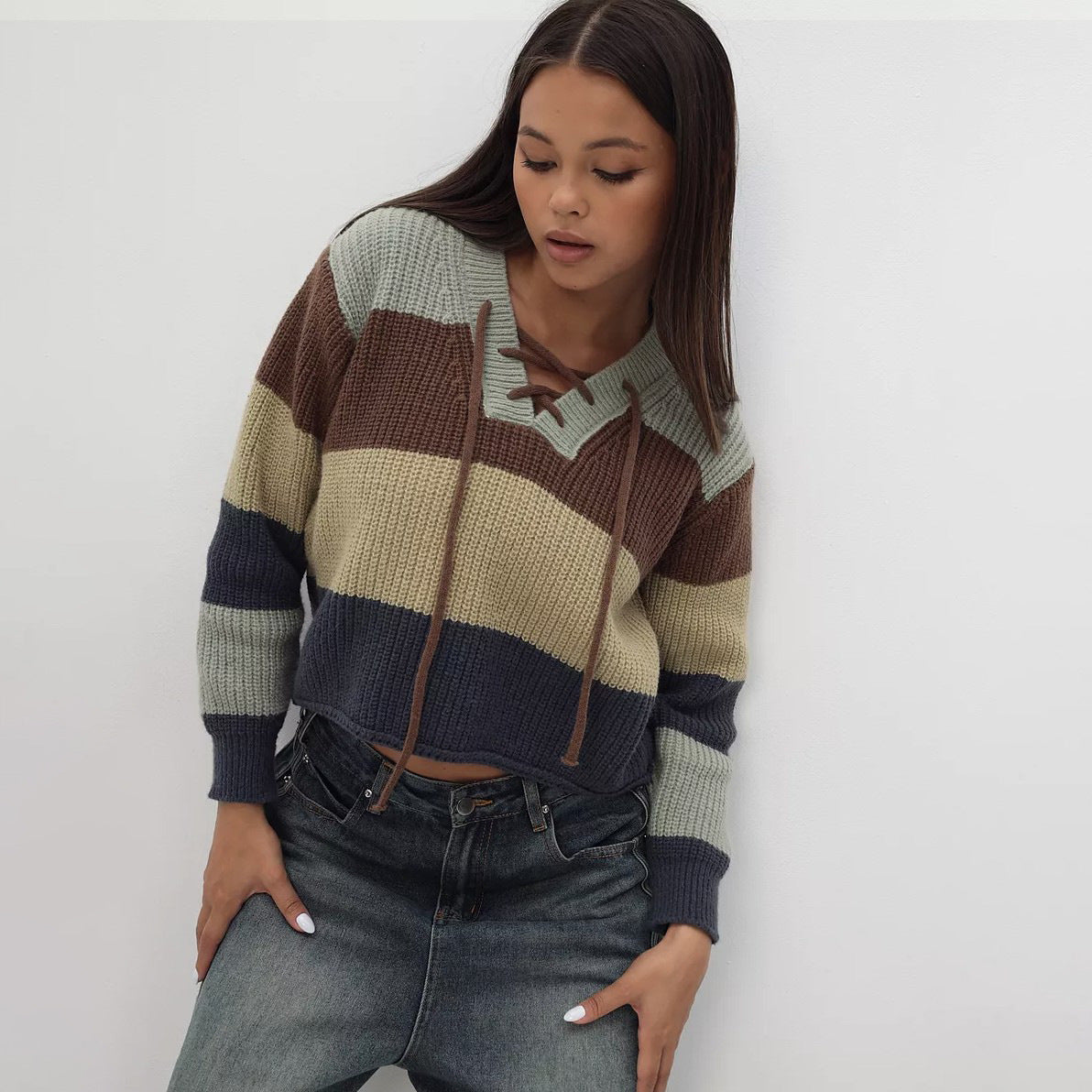 Damen Strickpullover mit lässigem V-Ausschnitt und dekorativem Schnürdetail Stalluxe