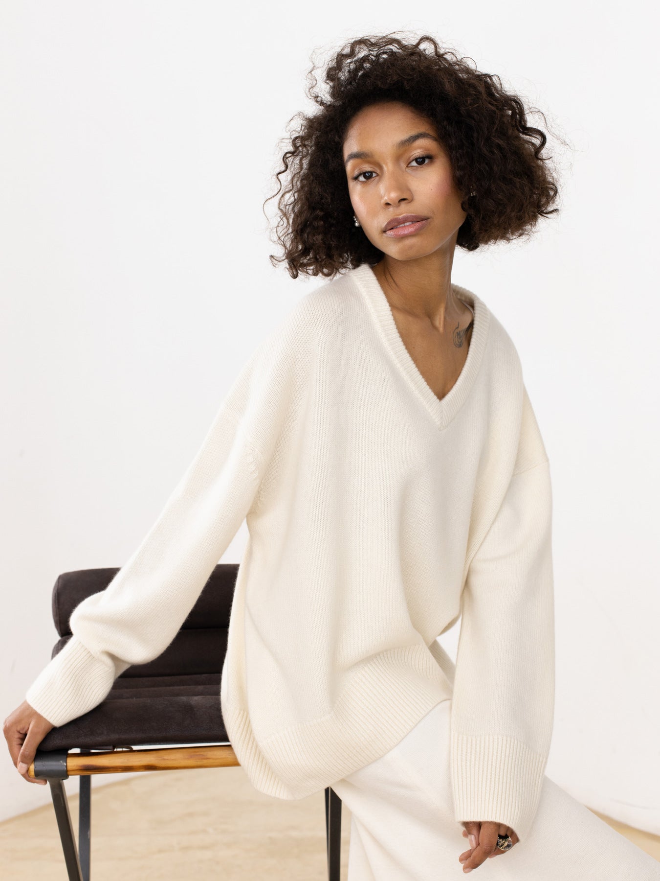 Damen Viskose-Pullover mit tiefem V-Ausschnitt und breiten Bündchen Stalluxe