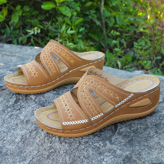Damen Komfortable Riemchen-Sandalen mit floralem Design und angrenzenden Öffnungen Stalluxe