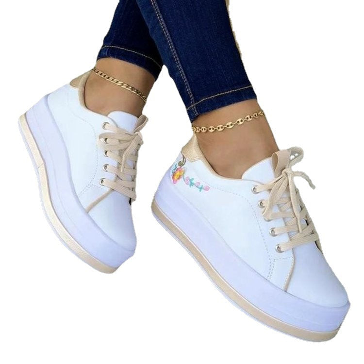 Damen Plateau-Sneaker mit floralem Applikationsdesign und rutschfester Sohle Stalluxe