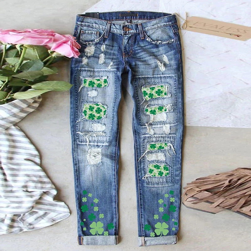 Damen Jeanshose mit fröhlichen Kleeblatt-Prints und modischen Destroyed-Details Stalluxe