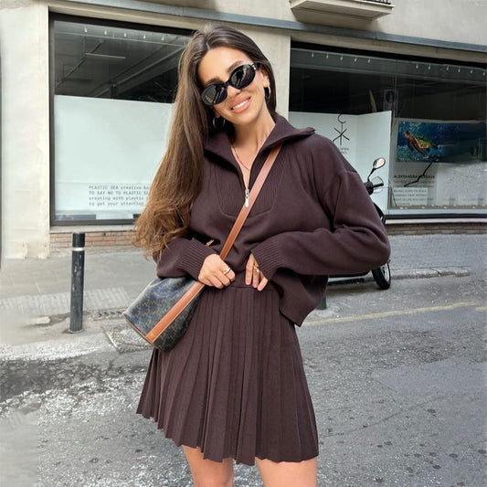 Damen Strickpullover mit hochgeschlossenem Kragen und plissiertem Rock Stalluxe