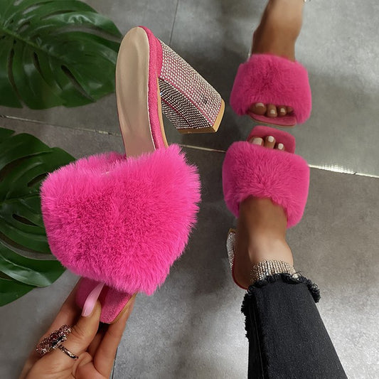 Damen Glamouröse Mules mit kuscheligem Kunstfell und glitzerndem Absatz Stalluxe