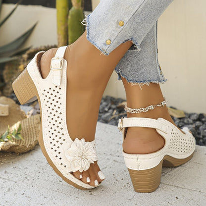 Damen Clogs mit dekorativem Blumendetail und perforierter Oberfläche Stalluxe