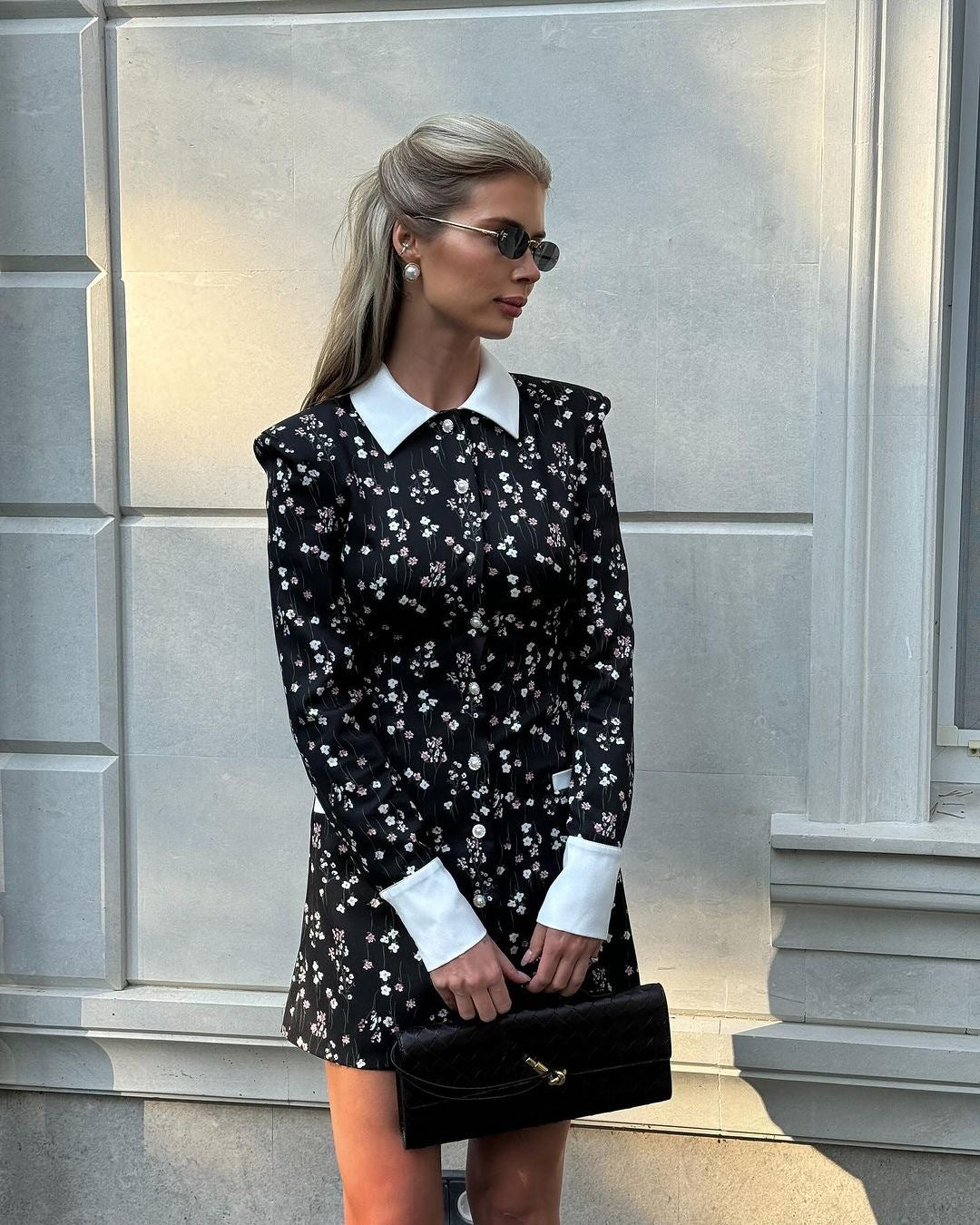 Damen Blüten-Minikleid mit eleganter Kragen-Detail Stalluxe
