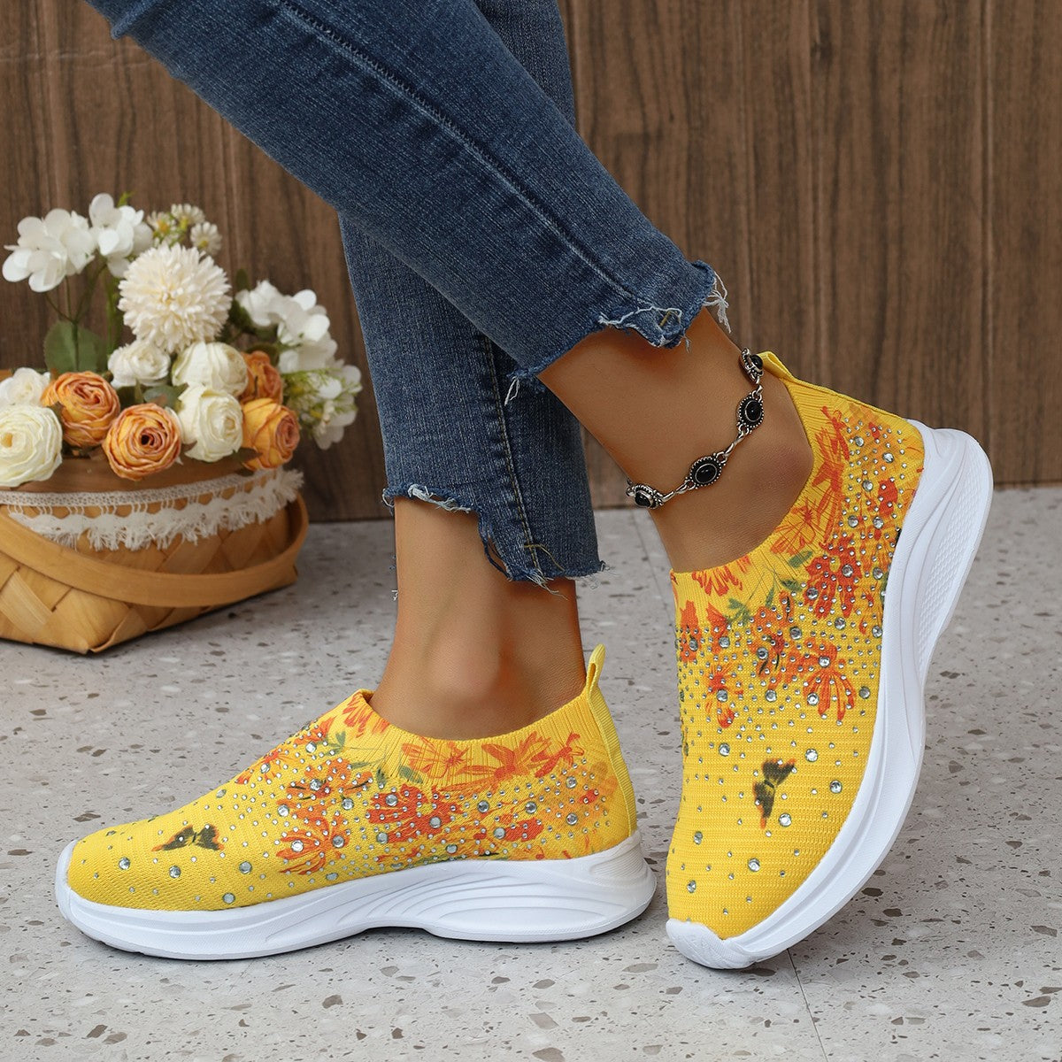 Damen Bequeme Slip-On Sneakers mit modischer Blumenstickerei und Strassdetails Stalluxe