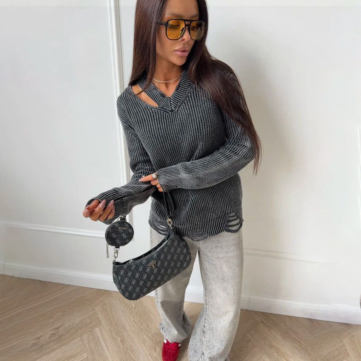 Damen Grobstrickpullover mit trendigem V-Ausschnitt und distressed Elementen Stalluxe