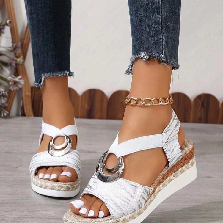 Damen Wedge-Sandalen mit dekorativen Metallringen und elastischen Riemen Stalluxe