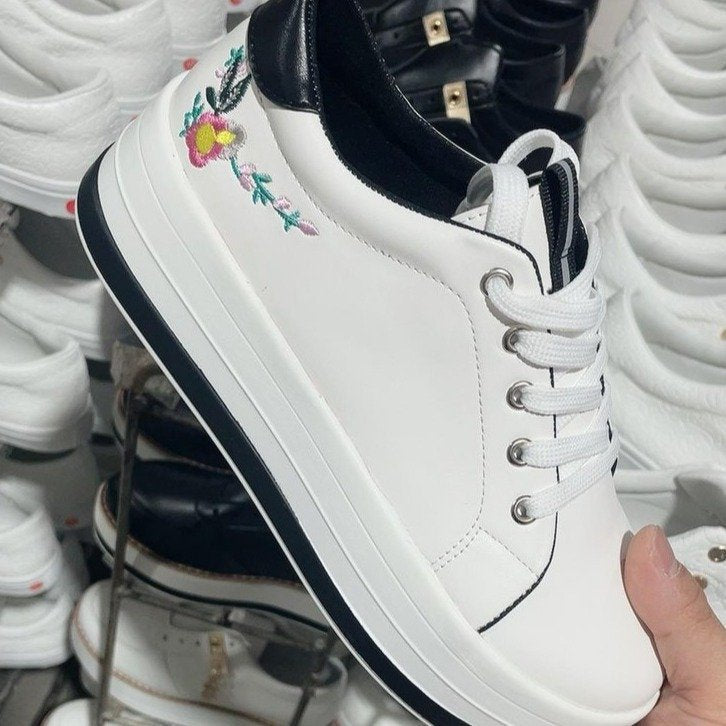 Damen Plateau-Sneaker mit floralem Applikationsdesign und rutschfester Sohle Stalluxe