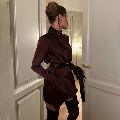 Damen Elegantes Satin-Minikleid mit hochgeschlossenem Kragen und Raffungsdetails Stalluxe