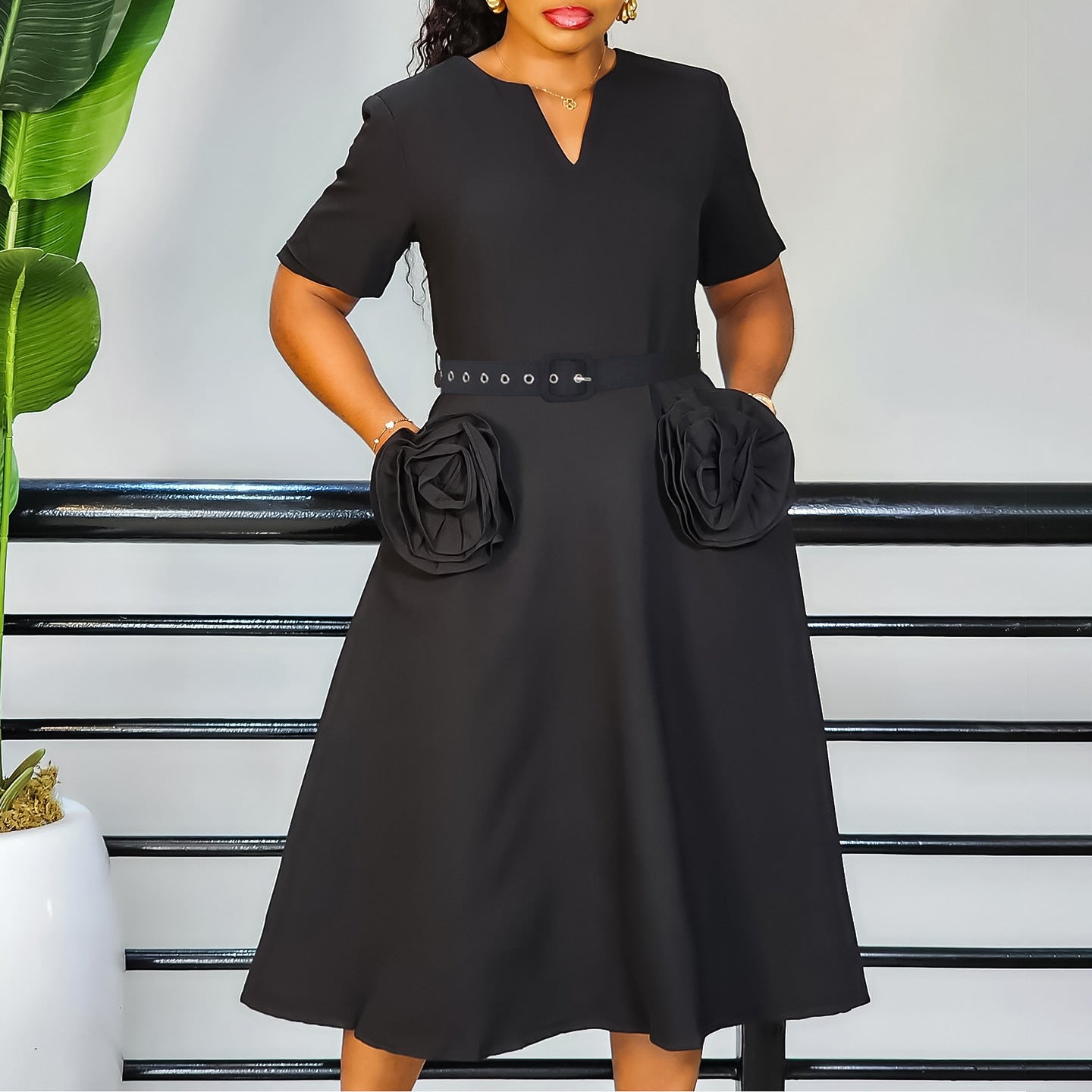 Damen Midi-Kleid mit dekorativen Blumenapplikationen und Taillengürtel Stalluxe