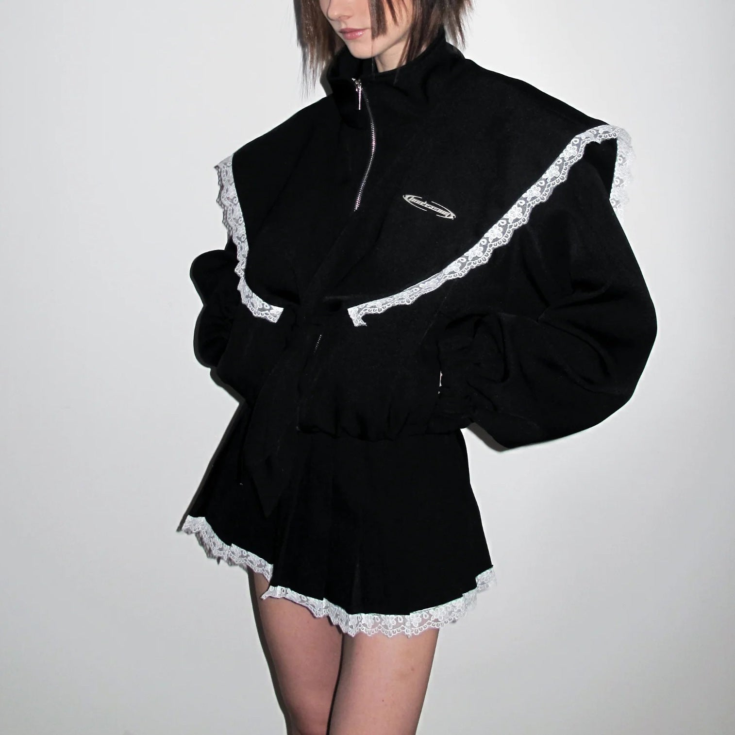 Damen Oversized Jacke mit dekorativem Spitzenkragen und bindbarem Gürtel Stalluxe