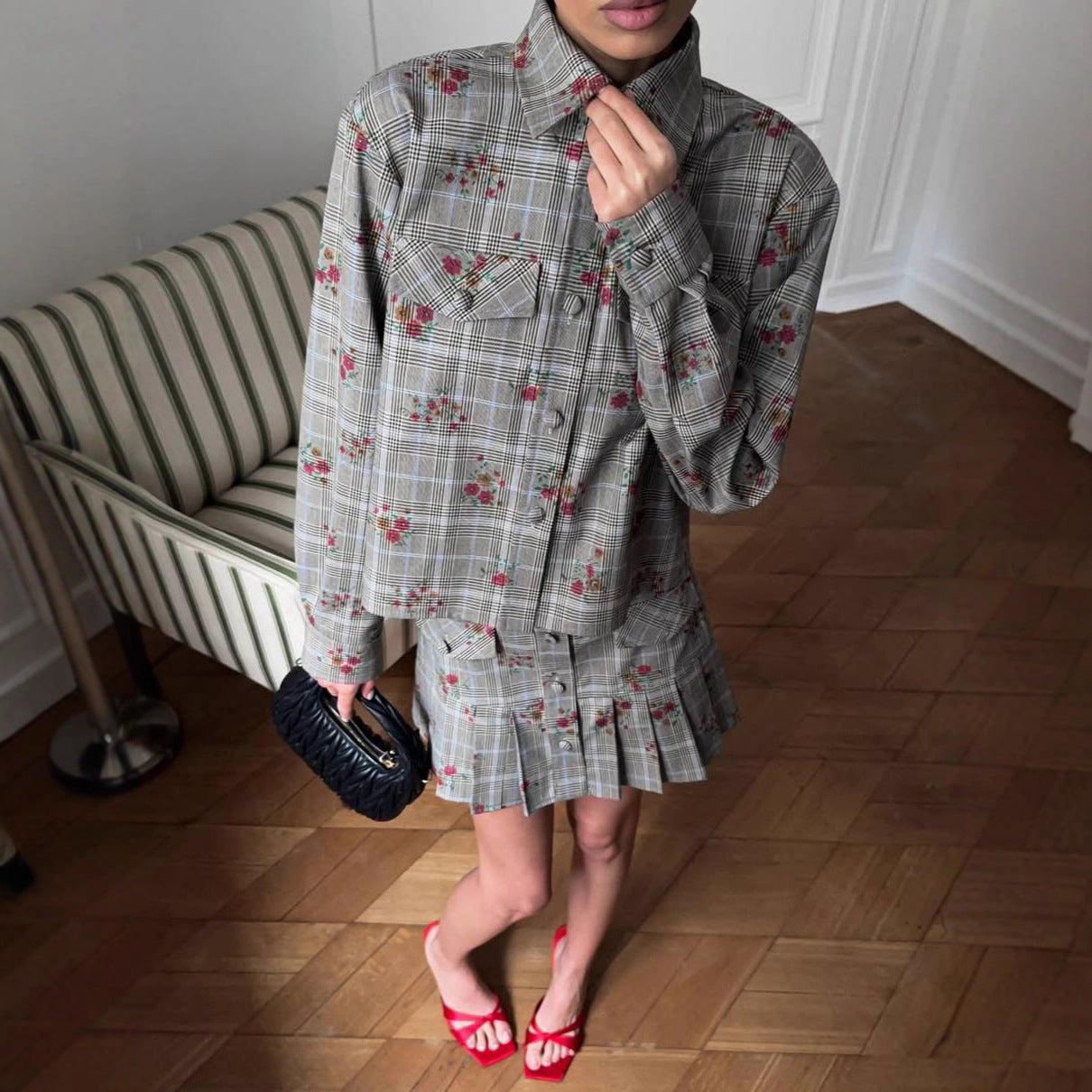 Damen Karierte Blousonjacke mit floralen Akzenten und dazu passendem Rock Stalluxe