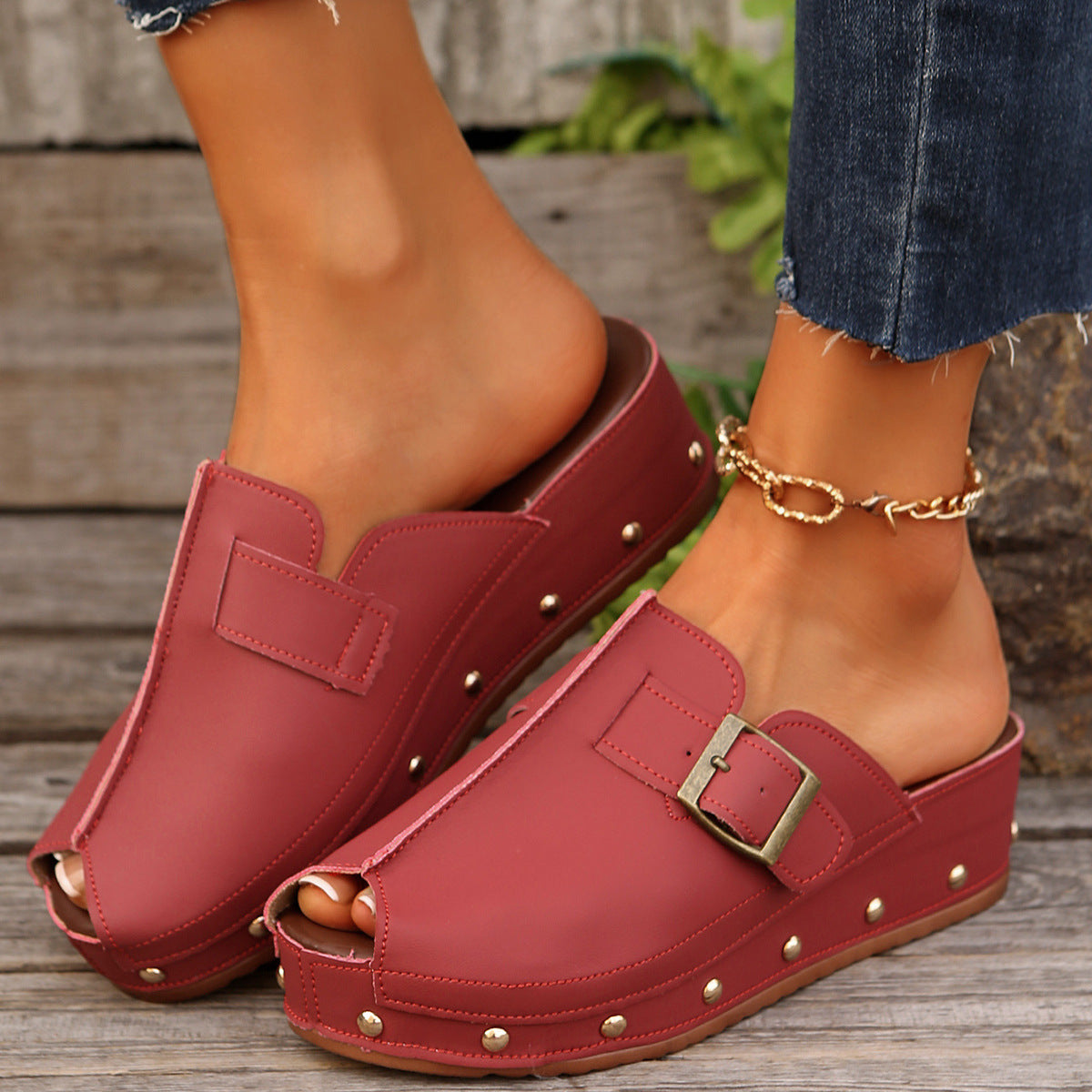 Damen Wedge-Pantoletten mit modischem Metallverschluss und eleganter Verzierungsnieten Stalluxe