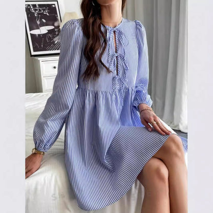 Damen Kleid mit verspieltem Schnitt und Rüschendetails Stalluxe