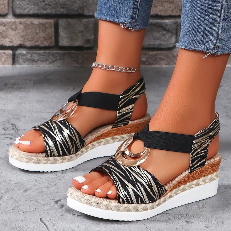 Damen Wedge-Sandalen mit dekorativen Metallringen und elastischen Riemen Stalluxe