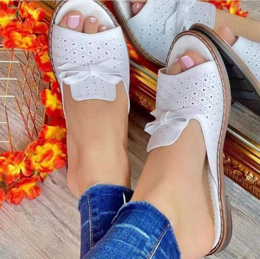 Damen trendige Zehentrenner-Sandalen mit floralem Muster und dekorativem Schleifen-Detail Stalluxe