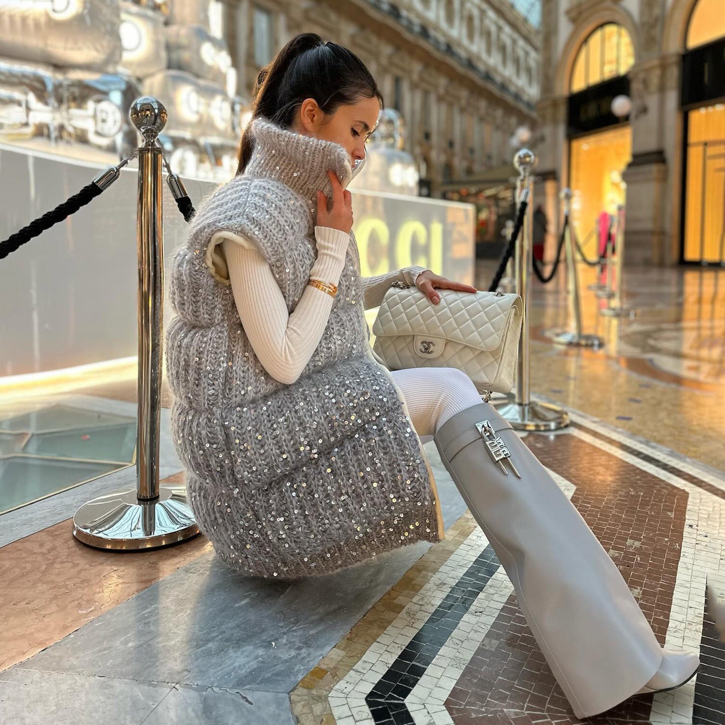 Damen Steppweste mit eleganten Pailletten-Details und hohem Kragen Stalluxe