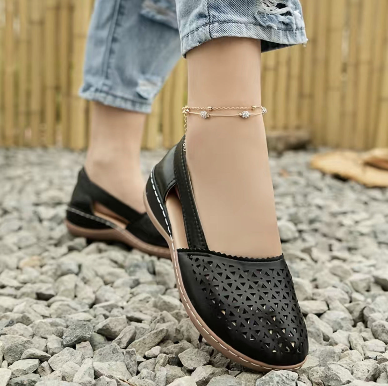 Damen Elegante und atmungsaktive Ballerinas mit kunstvollem Perforationsdesign Stalluxe Schwarz