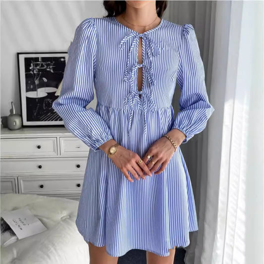 Damen Kleid mit verspieltem Schnitt und Rüschendetails Stalluxe