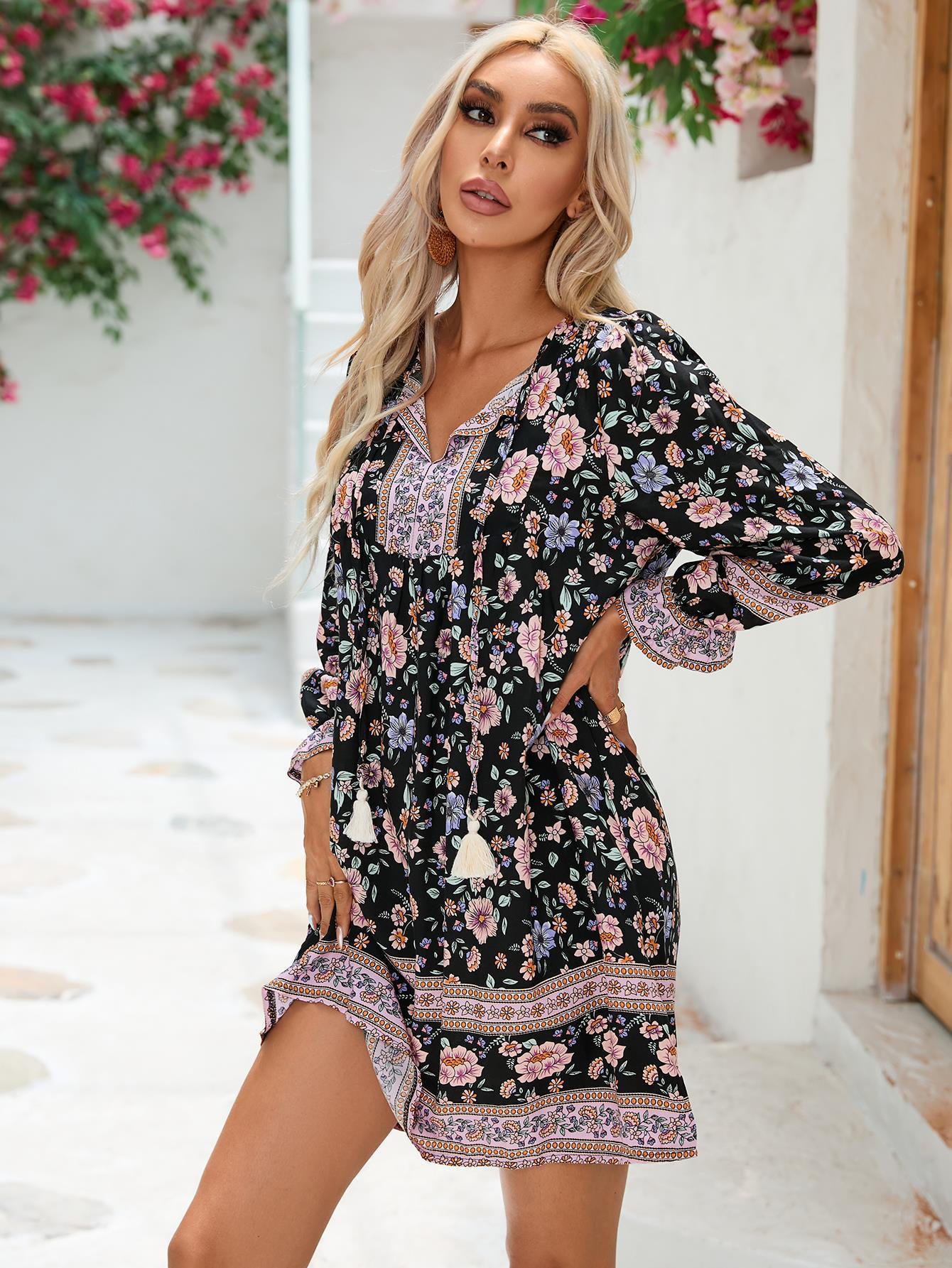 Damen Boho-inspiriertes Minikleid mit voluminösen Ärmeln und floralen Verzierungen Stalluxe