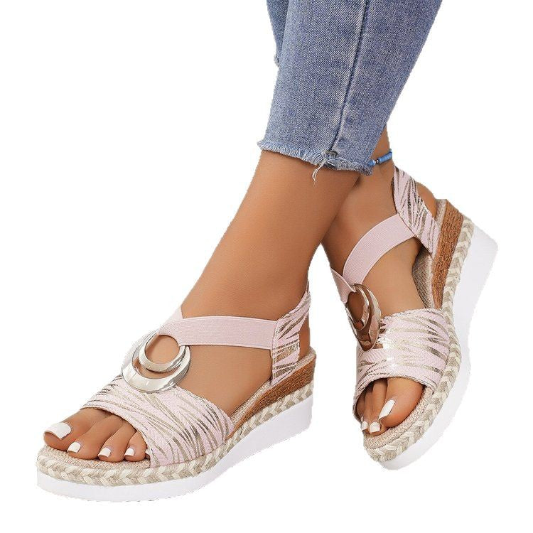 Damen Wedge-Sandalen mit dekorativen Metallringen und elastischen Riemen Stalluxe