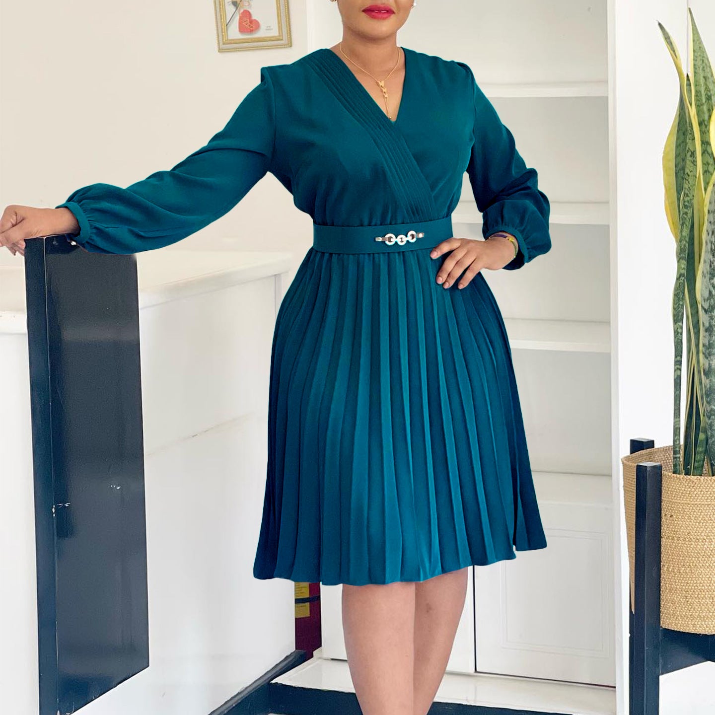 Damen Plissiertes Wickelkleid mit Gürtel und eleganter Brosche Stalluxe