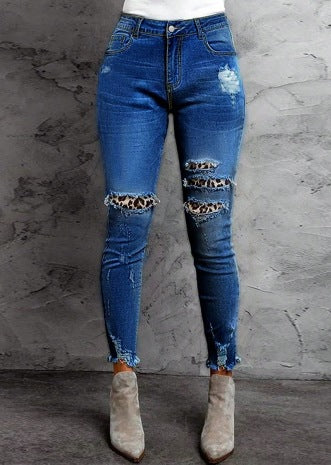 Damen Ripped Skinny-Jeans mit modischen Leo-Applikationen und fransigen Details Stalluxe Mittelblau