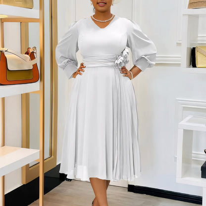 Damen elegantes Kleid mit dekorativem Blumenakzent und Faltenwurf Stalluxe