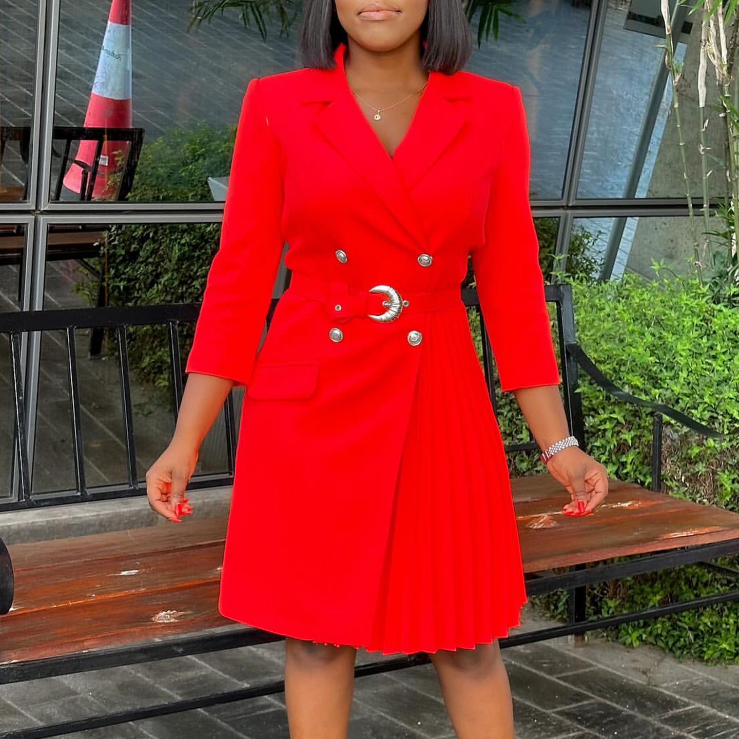 Damen Sakko-Kleid mit tailliertem Gürtel und eleganten Knopfdetails Stalluxe