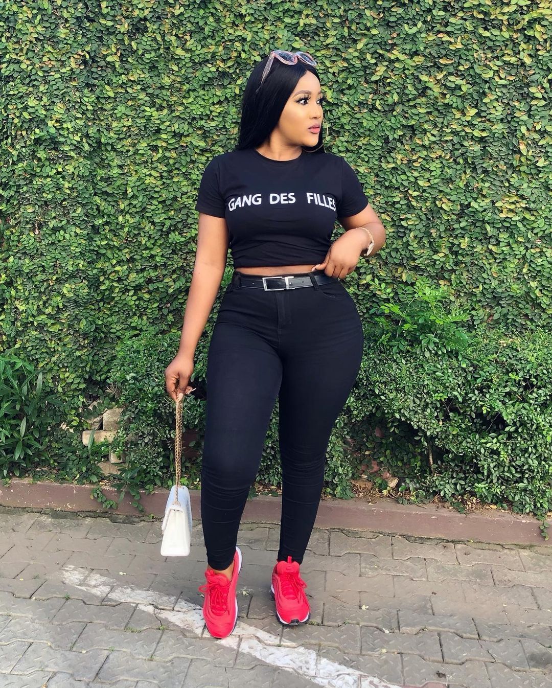 Damen Hochwertiges Crop-Top mit lässigem Schriftzug und figurbetonendem Schnitt Stalluxe Schwarz