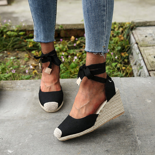 Damen Wedge-Sandaletten mit dekorativen Bindebändern und weichem Fußbett Stalluxe