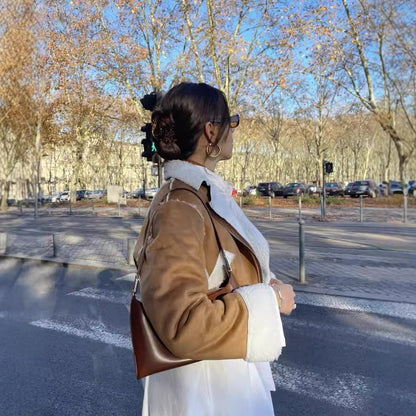 Damen modische Lammfelljacke mit trendy cropped Schnitt und ausgefallenen Taschen Stalluxe