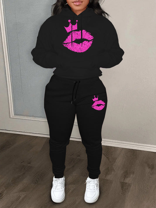 Damen Kapuzen-Pullover und Jogginghose Set mit auffälligem Lippenmotiv und Krönchen Stalluxe