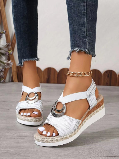 Damen Wedge-Sandalen mit dekorativen Metallringen und elastischen Riemen Stalluxe