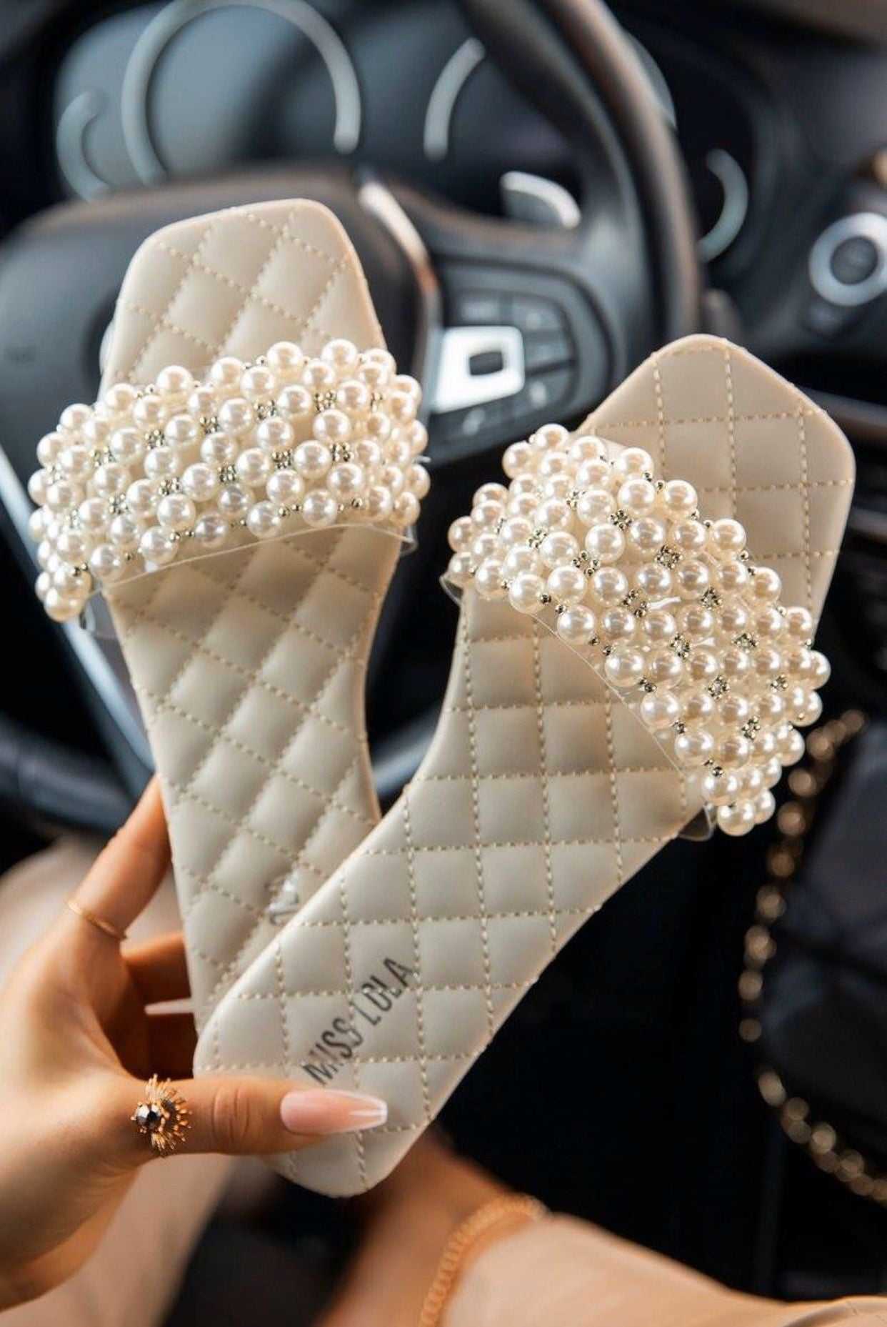 Damen Bequeme Sandalen mit perlverziertem Riemen und gepolsterter Sohle Stalluxe