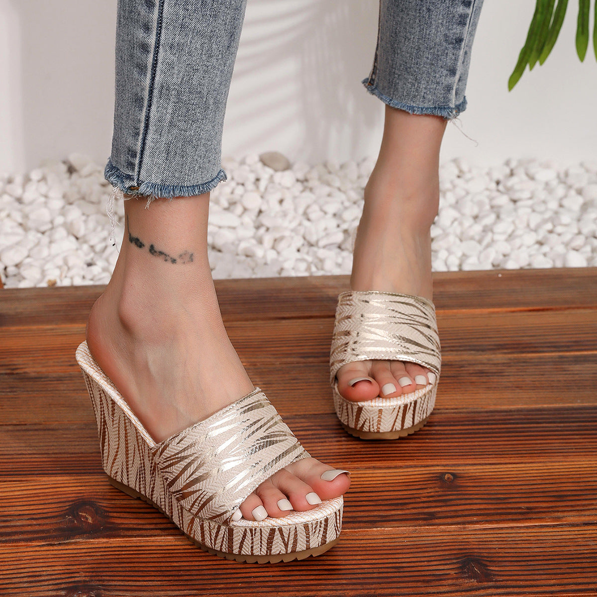Damen Wedge-Sandalen mit stilvollem Geometrie-Muster und komfortablem Fußbett Stalluxe