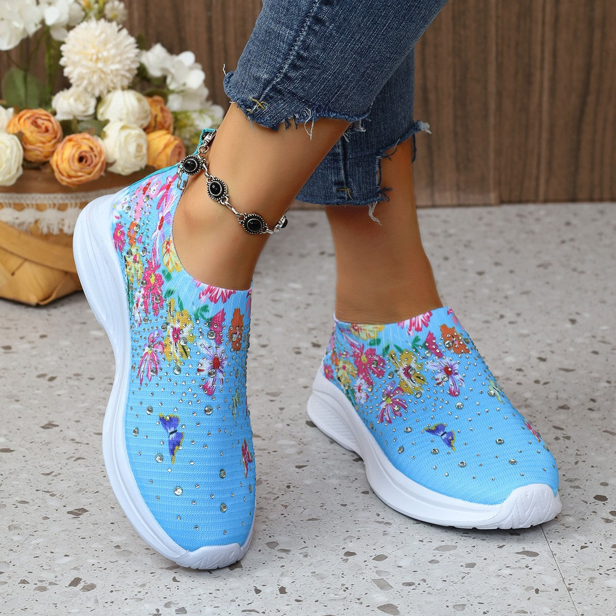 Damen Bequeme Slip-On Sneakers mit modischer Blumenstickerei und Strassdetails Stalluxe