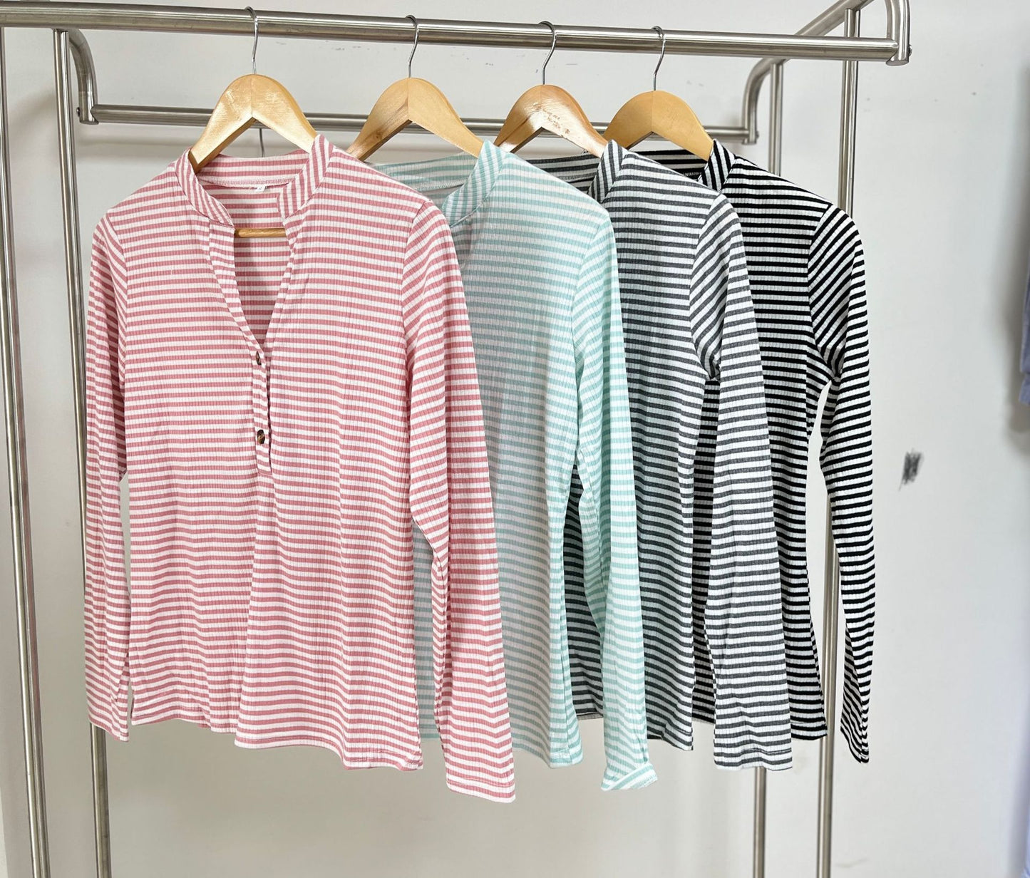 Damen Langarmshirt mit Knopfleiste und strukturierter Oberfläche Stalluxe