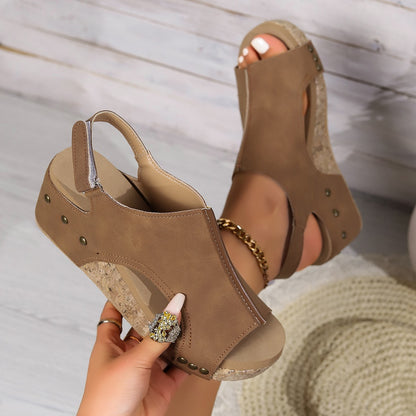 Damen Wedge-Pantoletten aus hochwertigem Leder mit eleganten Nieten und ergonomischem Fußbett Stalluxe