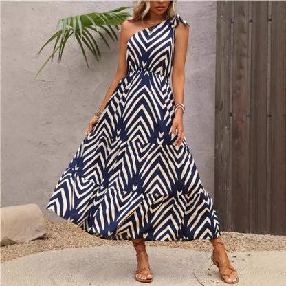 Damen Maxikleid im angesagten One-Shoulder-Design mit gestreiftem Schnitt Stalluxe