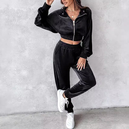 Damen sportliches Set aus kurzem, samtigem Oberteil und langen Jogginghosen Stalluxe Schwarz